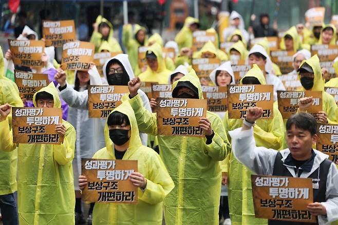 전국화학섬유식품산업노동조합 카카오지회(카카오 노조) 조합원들이 지난달 20일 경기도 성남시 판교역 광장에서 ‘2026 임단협 승리 결의대회’를 열고 있다.  [연합]
