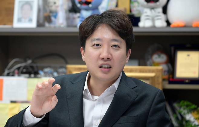 이준석 개혁신당 대표는 9일 장동혁 국민의힘 대표가 사전투표 폐지를 주장한 것과 관련해 투표권 행사 기회를 축소하자는 것이라고 비판했다. 이 대표는 이날 페이스북에 올린 글에서 “장 대표가 기자회견에서 내놓은 결론은 사전투표 폐지였다”며 이같이 밝혔다. [이상섭 기자]