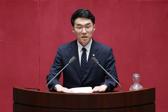 경기 안산갑 국회의원 보궐선거에서 당선된 김남국 더불어민주당 의원이 지난 5일 국회에서 22대 국회 후반기 의장단을 선출하기 위해 열린 본회의에서 선서한 뒤 인사말하고 있다. [연합]