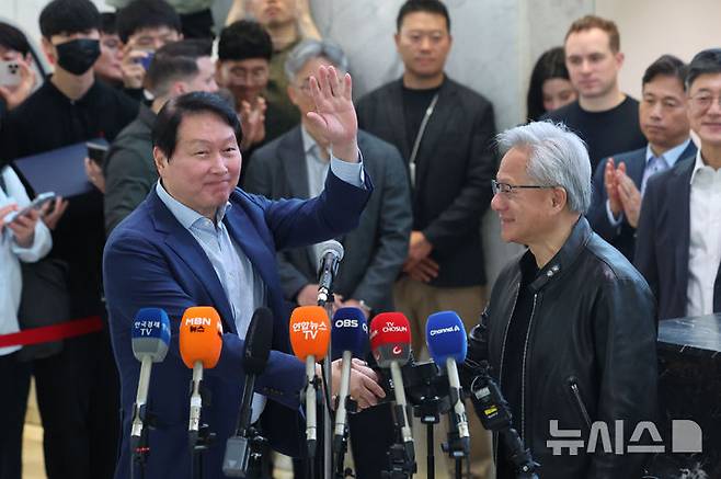 [서울=뉴시스] 권창회 기자 = 최태원(왼쪽) SK그룹 회장과 젠슨 황 엔비디아 CEO가 8일 오전 서울 종로구 SK서린빌딩에서 SK-엔비디아 협력 관련 언론 브리핑을 마친 뒤 손을 맞잡고 있다. 2026.06.08. kch0523@newsis.com