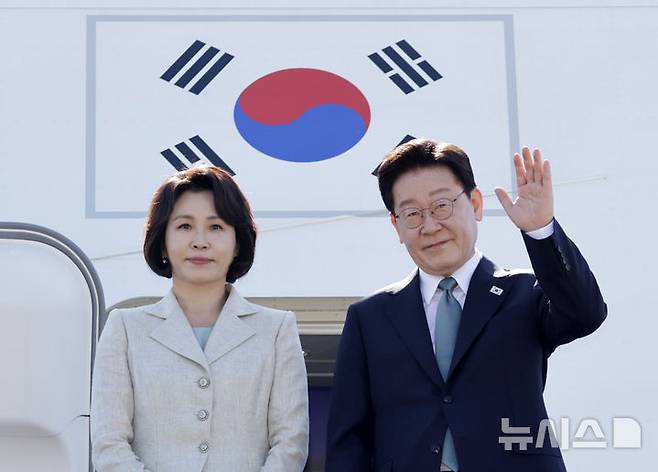 [성남=뉴시스] 최동준 기자 = G7 정상회의 참석 계기 유럽을 방문하는 이재명 대통령과 김혜경 여사가 9일 경기 성남공항에서 공군 1호기에 올라 인사하고 있다. 2026.06.09. photocdj@newsis.com