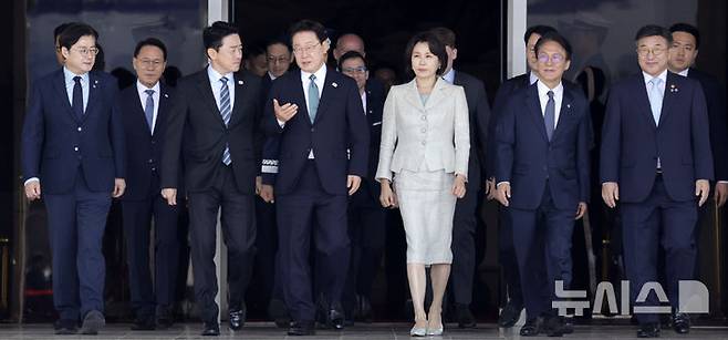 [성남=뉴시스] 최동준 기자 = G7 정상회의 참석 계기 유럽을 방문하는 이재명 대통령과 김혜경 여사가 9일 경기 성남공항에서 공군 1호기로 향하고 있다. 2026.06.09. photocdj@newsis.com