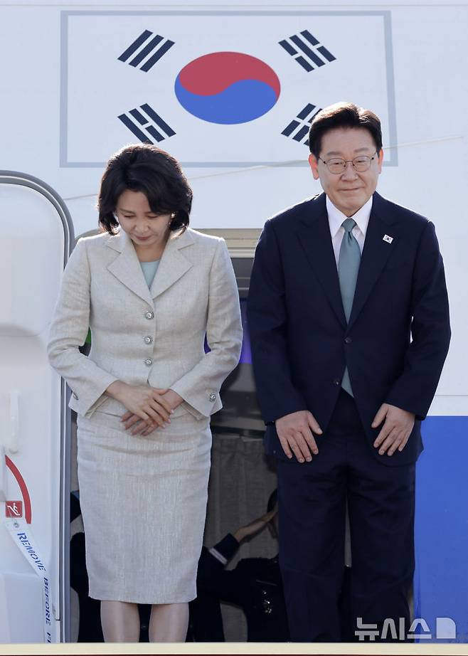 [성남=뉴시스] 최동준 기자 = G7 정상회의 참석 계기 유럽을 방문하는 이재명 대통령과 김혜경 여사가 9일 경기 성남공항에서 출발하며 인사하고 있다. 2026.06.09. photocdj@newsis.com
