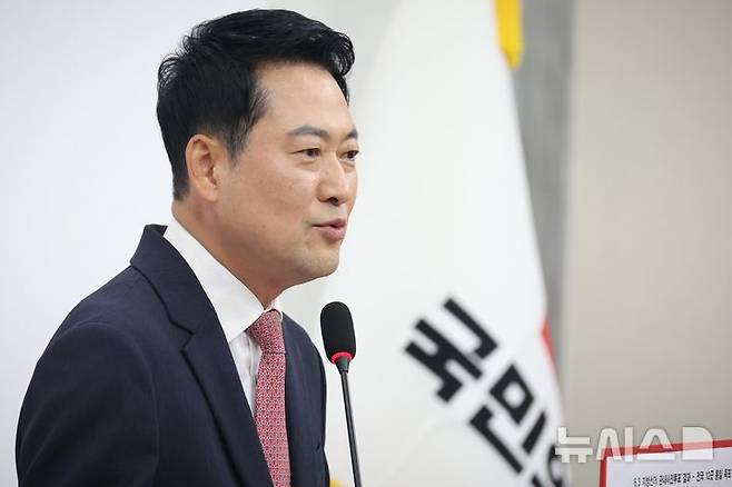 [서울=뉴시스] 조성봉 기자 = 장동혁 국민의힘 대표가 9일 오전 서울 여의도 국회에서 열린 투표용지 부족 사태 등 현안관련 기자회견에서 발언을 하고 있다. 2026.06.09. suncho21@newsis.com