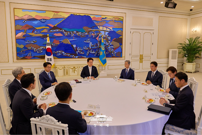 6월 8일 청와대에서 열린 이재명 대통령과 4부 요인 회동. 6.3 지방선거 투표용지 부족 사태 대처 방안을 논의했다.&nbsp;