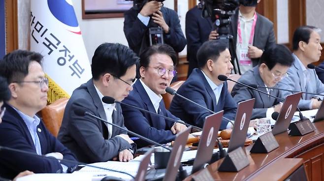 국무회의 겸 비상경제점검회의 주재하는 김민석 국무총리 국무회의 겸 비상경제점검회의 주재하는 김민석 국무총리     (서울=연합뉴스) 안정원 기자 = 김민석 국무총리가 9일 오전 서울 종로구 정부서울청사에서 열린 국무회의 겸 비상경제점검회의에서 발언하고 있다. 2026.6.9     jeong@yna.co.kr (끝)   <저작권자(c) 연합뉴스, 무단 전재-재배포, AI 학습 및 활용 금지>