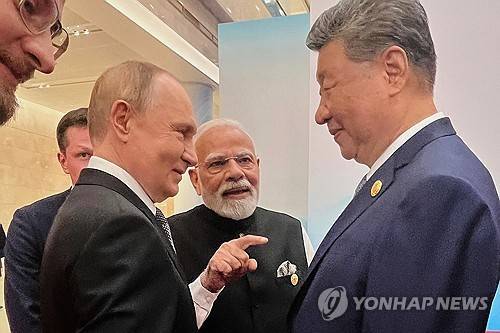 지난해 9월 1일 중국 톈진에서 열린 상하이협력기구(SCO) 정상회의 당시 대화 중인 중국·러시아·인도 정상 [AP=연합뉴스 자료사진 제공]