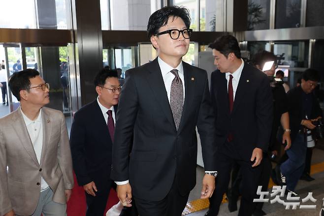 한동훈 무소속 의원이 5일 오후 서울 여의도 국회 본관 앞에서 기자회견 후 본회의장으로 향하고 있다. 윤창원 기자