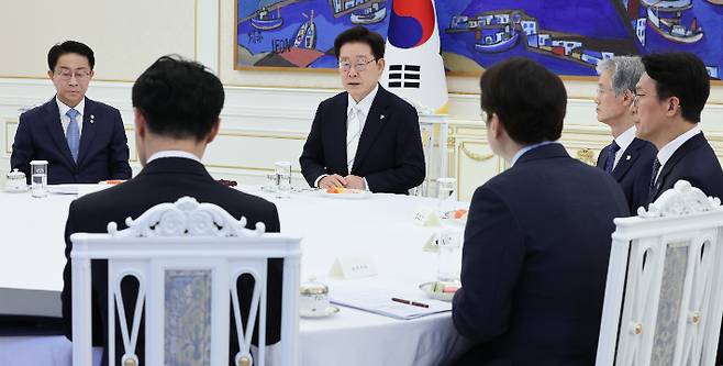 이재명 대통령이 8일 청와대에서 열린 4부 요인 회동에서 발언하고 있다. 왼쪽부터 조정식 국회의장, 이재명 대통령, 조희대 대법원장, 김민석 국무총리. 연합뉴스