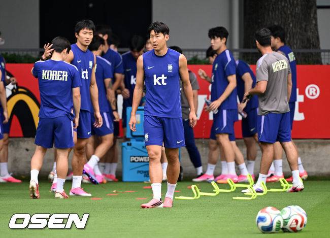 [OSEN=사포판(멕시코), 이대선 기자] 2026 북중미 월드컵에 참가하는 한국 축구국가대표팀이 9일(한국시각) 멕시코 과달라하라 인근 사포판의 치바스 베르데 바예에서 훈련을 진행했다.한국은 과달라하라에서 체코와 멕시코를 차례로 상대한 뒤 조별리그 마지막 경기를 치른다.손흥민이 훈련을 하고 있다. 2026.06.09 /sunday@osen.co.kr