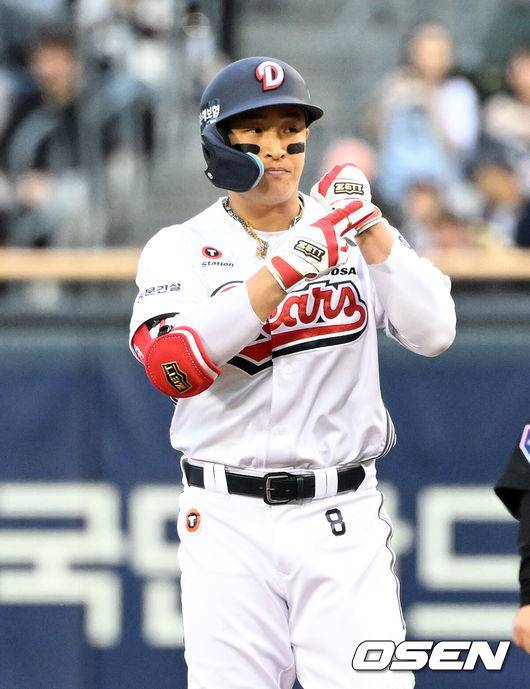 [OSEN=잠실, 이대선 기자] 21일 서울 잠실야구장에서 2026 신한 SOL KBO리그 두산 베어스와 NC 다이노스의 경기가 열렸다.이날 두산은 벤자민, NC는 토다를 선발로 내세웠다.1회말 1사 2루에서 두산 손아섭이 좌전 적시타를 치고 환호하고 있다. 2026.05.21 /sunday@osen.co.kr