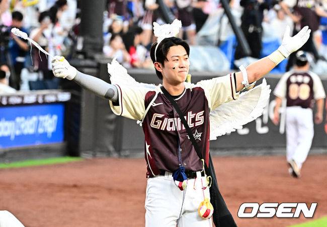 [OSEN=대전, 지형준 기자] 12일 오후 대전 한화생명볼파크에서 2025 신한 SOL뱅크 KBO 올스타전이 열렸다.13년 만에 대전에서 열리는 KBO 올스타전은 드림 올스타와 나눔올스타 대표로 나선 총 30명의 선수가 치열한 승부를 펼친다.3회 롯데 전민재가 타석에 들어서며 퍼포먼스를 선보이고 있다. 2025.07.12 / jpnews@osen.co.kr