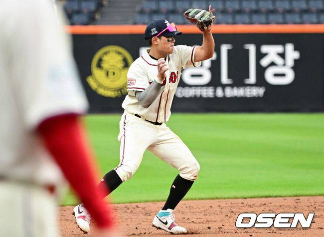 [OSEN=대전, 조은정 기자]제4회 한화이글스배 고교vs대학 올스타전이 8일 대전한화생명볼파크에서 열렸다.고교 올스타는 18세 이하 청소년 대표팀을 맡고 있는 덕수고 정윤진 감독이 지휘한다. 대학 올스타는 23세 이하 대표팀 사령탑인 성균관대 이연수 감독이 이끈다. 양 팀 선수단은 프로 10개 구단 스카우트 팀장들의 협의를 통해 선발됐다.2회초 무사 1루에서 고교팀 유격수 덕수고 엄준상이 대학팀 인하대 박정훈의 타구를 처리하고 있다. 2026.06.08 /cej@osen.co.kr