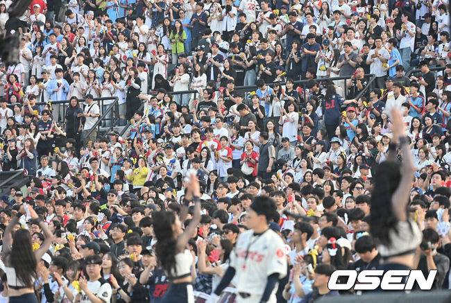 [OSEN=부산, 이석우 기자] 3일 부산 사직야구장에서 2025 신한 SOL 뱅크 KBO 리그 롯데 자이언츠와 키움 히어로즈의 경기가 열렸다. 홈팀 롯데는 감보아가, 방문팀 키움은 김연주가 선발 출전했다.롯데 자이언츠 팬들이 열띤 응원을 펼치고 있다. 2025.06.03 / foto0307@osen.co.kr