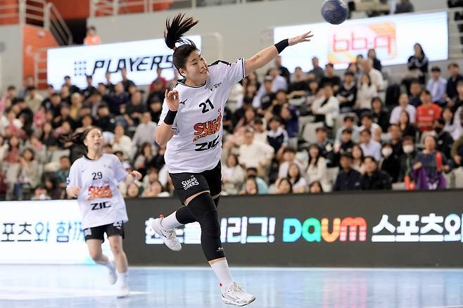 한국핸드볼연맹(KOHA)은 2025~2026 핸드볼 H리그 스폰서십 효과 분석 결과를 발표하고, 타이틀 스폰서인 신한은행을 포함한 21개 후원사의 미디어 노출 효과가 총 269억6000만원으로 집계됐다고 9일 밝혔다. 한국핸드볼연맹 제공