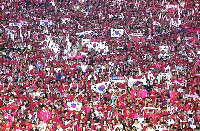 대한민국과 포르투갈의 2002 한일월드컵 D조 조별예선 마지막 경기가 열리던 2002년 6월14일, 응원 인파가 서울 광화문광장 일대를 붉게 물들이고 있다. 연합뉴스