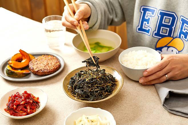 최근엔 즉석 곤드레밥과 냉동볶음밥, 주먹밥, 도시락 등 간편하게 즐길 수 있는 제품이 잇따라 출시되며 1인 가구와 직장인을 중심으로 수요가 늘고 있다. 클립아트코리아 제공