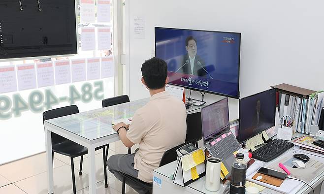 지난 8일 서울 강남의 한 부동산에서 이재명 대통령 1주년 기자회견 중계방송이 흘러나오고 있다. 연합뉴스