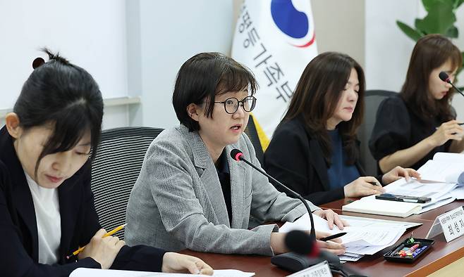 최성지(왼쪽 두번째) 성평등가족부 청소년가족정책실장이 9일 오후 서울 종로구 정부서울청사에서 제5차 건강가정기본계획 브리핑을 하고 있다. 뉴시스