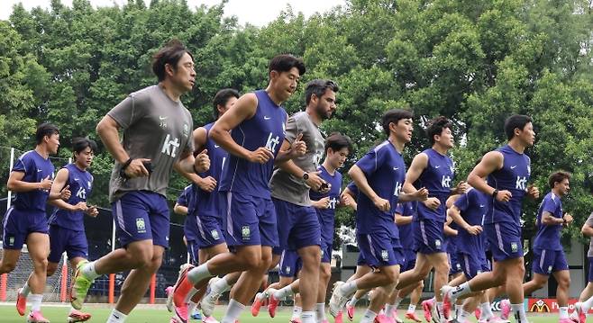 대한민국 축구 대표팀 선수들이 8일(한국시간) 멕시코 과달라하라 인근 사포판에 있는 베이스캠프 훈련장인 치바스 바예 베르데에서 가벼운 러닝을 하며 몸을 풀고 있다. 사포판 연합뉴스