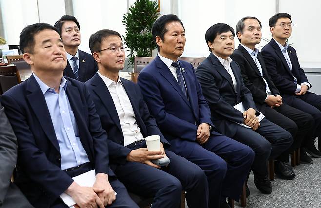 정청래 더불어민주당 대표를 비롯한 당 지도부가 8일 서울 여의도 국회에서 이재명 대통령 취임 1주년 기자회견을 시청하고 있다. 2026.6.8/뉴스1