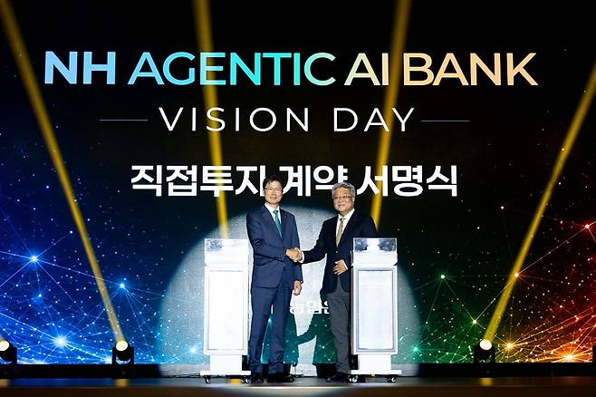 9일 서울 중구 NH농협은행 본사에서 열린 ‘NH 에이전틱 인공지능(AI) 뱅크’ 비전 선포식에서 강태영(왼쪽) NH농협은행 은행장이 최대우 애자일소다 대표이사와 직접투자 계약 서명식 후 기념 촬영을 하고 있다.