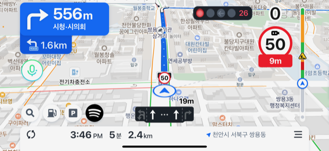 민간 내비게이션 앱의 교통신호 정보 활성화 및 목적지 설정 화면 ⓒ천안시 제공