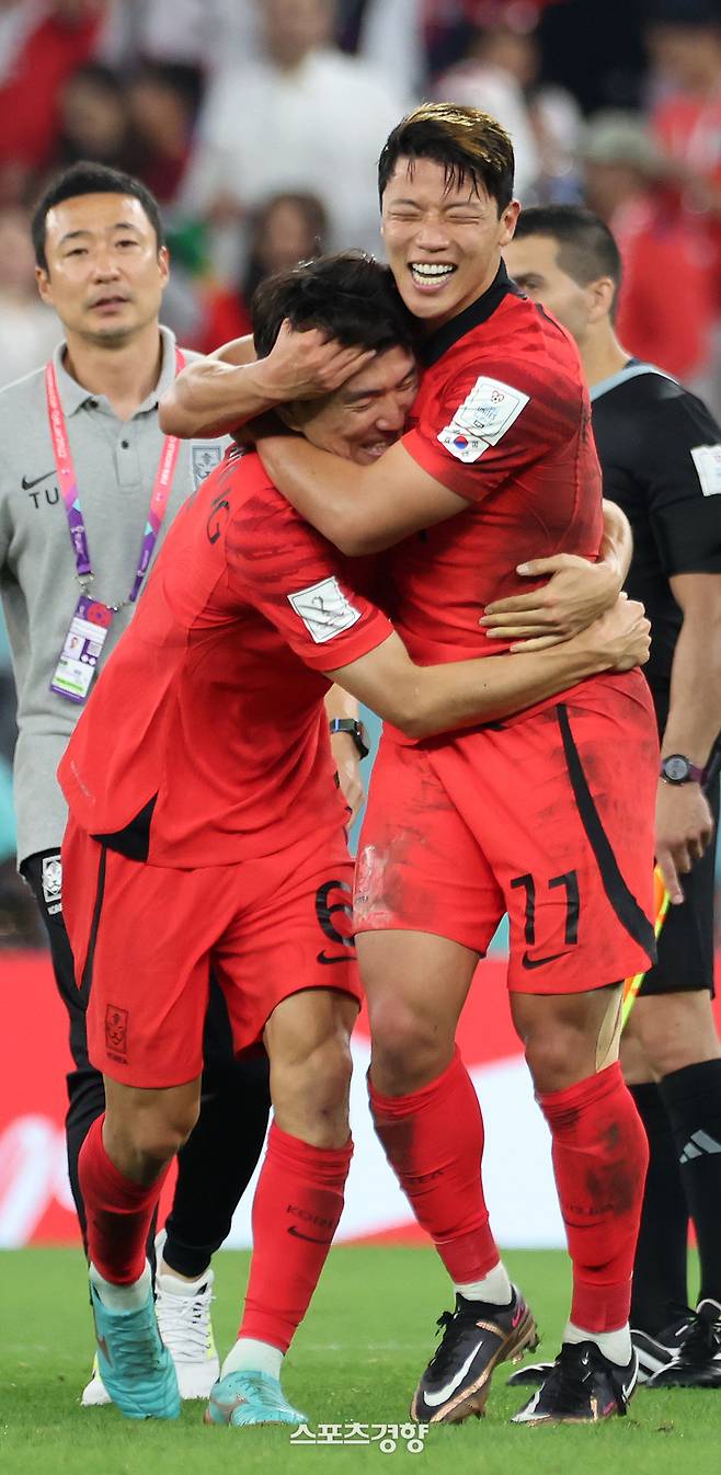 대한민국 축구대표팀 황희찬과 황인범이 2일(현지시간) 카타르 알라이얀 에듀케이션 시티 스타디움에서 열린 2022 카타르 월드컵 조별리그 H조 포르투갈의 경기에서 2대1로 승리하자 기뻐하고 있다. / 알 라이얀|권도현 기자