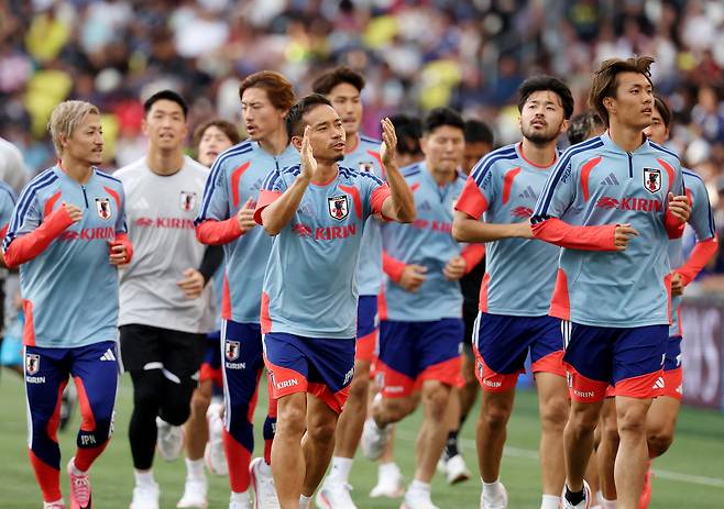 일본 축구대표팀 선수들이 9일 미국 내슈빌 캠프 훈련장에서 팬 공개 훈련을 하며 러닝을 하고 있다. 로이터연합뉴스