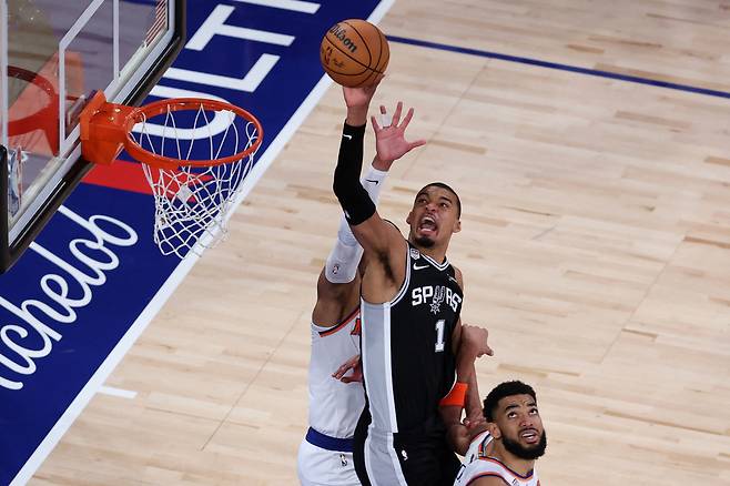 샌안토니오 빅터 웸반야마가 9일 뉴욕 매디슨 스퀘어 가든에서 열린 NBA 파이널 3차전에서 뉴욕 닉스 수비진을 뚫고 골밑에서 슛을 하고 있다. Imagn Images연합뉴스
