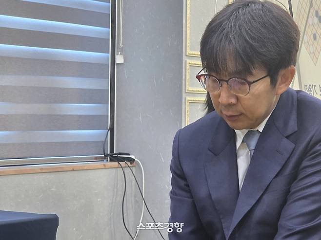 목진석 9단이 9일 전주 왕의지밀에서 열린 제31회 LG배 24강전에서 일본의 후쿠오카 고타로 9단과 대국하고 있다.    전주 | 윤은용 기자