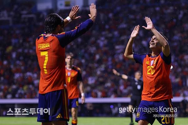 페란 토레스와 페드리 / 사진=Gettyimages 제공