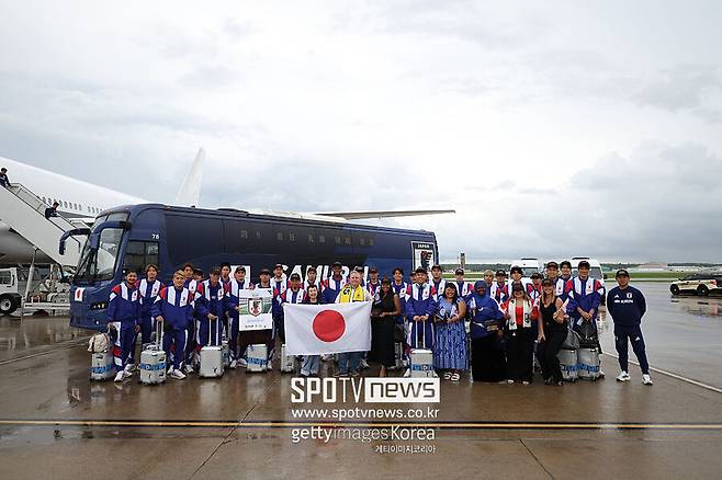 ▲ 8일 2026 FIFA 월드컵 개막을 앞두고 일본 축구 국가대표팀이 내슈빌 국제공항에 도착해 기념사진을 찍고 있다.