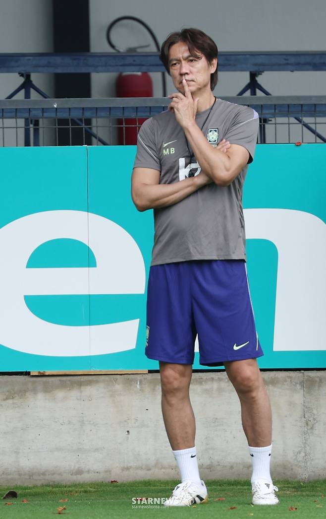 대한민국 축구 국가대표팀이 2026 북중미월드컵을 앞두고 8일 멕시코 과달라하라 치바스 베르데 바예에서 훈련을 진행했다. 홍명보 감독이 상념에 잠긴 채 선수들의 훈련을 지켜보고 있다. /사진=김진경 대기자