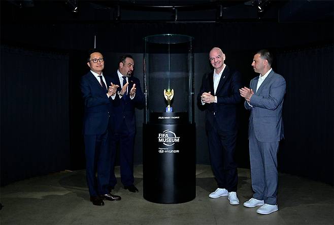 왼쪽부터 FIFA 뮤지엄 개관식에서 월드컵 첫 우승 트로피인 줄리메컵 언베일에 참석한 현대차 브랜드마케팅본부장 지성원 부사장, FIFA 뮤지엄 마르코 파초네 관장 , FIFA 지아니 인판티노 회장, 뉴욕뉴저지 월드컵 개최위원회 알렉스 라스리 CEO. /사진=현대차 제공