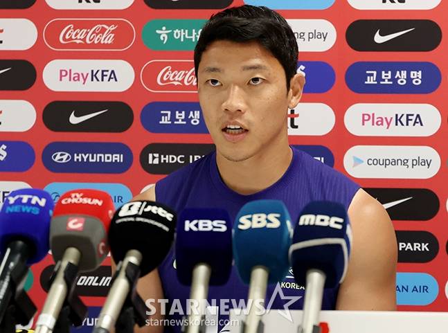 대한민국 축구 국가대표팀이 2026 북중미월드컵을 앞두고 8일 멕시코 과달라하라 치바스 베르데 바예에서 훈련을 진행했다.  황희찬이 훈련에 앞서 인터뷰에 응하고 있다. /사진=김진경 대기자
