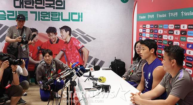 대한민국 축구 국가대표팀이 2026 북중미월드컵을 앞두고 8일 멕시코 과달라하라 치바스 베르데 바예에서 훈련을 진행했다.  황희찬이 훈련에 앞서 인터뷰에 응하고 있다. /사진=김진경 대기자