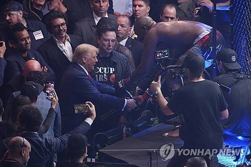 2024년 당선인 시절 매디슨 스퀘어 가든에서 UFC 관전한 트럼프 [AP 연합뉴스 자료사진]