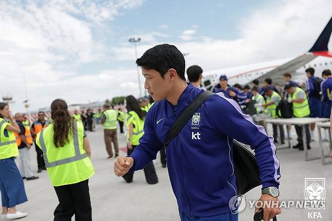멕시코 도착한 황희찬 (서울=연합뉴스) 한국축구국가대표팀 황희찬이 6일 2026 북중미월드컵 한국팀의 조별예선 첫경기가 열리는 멕시코 과달라하라 국제공항에 도착하고 있다. 2026.6.6 [대한축구협회 제공. 재판매 및 DB 금지] photo@yna.co.kr