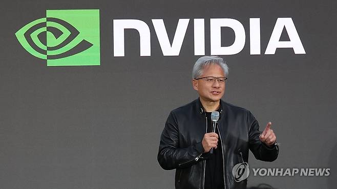 연설하는 젠슨 황 (서울=연합뉴스) 한종찬 기자 = 젠슨 황 엔비디아 최고경영자(CEO)가 8일 서울 중구 신라호텔에서 열린 '엔비디아 코리아 AI 에코시스템 리셉션'에서 연설하고 있다. 2026.6.8 [공동취재] saba@yna.co.kr