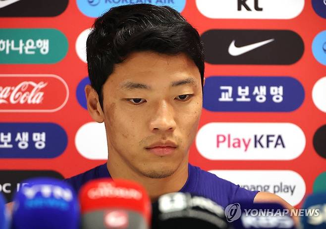 질문에 답하는 황희찬 (사포판[멕시코 할리스코주]=연합뉴스) 최재구 기자 = 2026 북중미 월드컵에 출전하는 한국 축구 국가대표팀의 황희찬이 8일(현지시간) 멕시코 과달라하라 인근 사포판의 치바스 바예 베르데에서 열리는 훈련에 앞서 기자회견을 하며 질문에 답하고 있다.  2026.6.9 jjaeck9@yna.co.kr