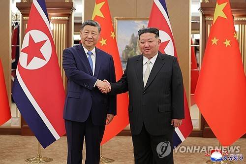 시진핑 중국 국가주석과 김정은 북한 국무위원장 (평양 조선중앙통신=연합뉴스) 김정은 북한국무위원장과 시진핑 중국 국가주석 사이의 회담이 지난 8일 금수산 영빈관에서 진행됐다고 조선중앙통신이 9일 보도했다. 김정은 위원장과 시진핑 주석이 기념촬영을 하고 있다. 2026.6.9 
    [국내에서만 사용가능. 재배포 금지. For Use Only in the Republic of Korea. No Redistribution]
    nkphoto@yna.co.kr
(끝)