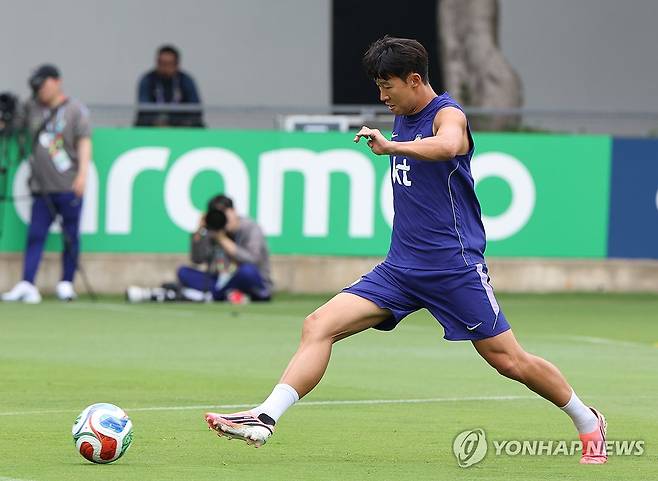 훈련하는 주장 손흥민 (사포판[멕시코 할리스코주]=연합뉴스) 최재구 기자 = 2026 북중미 월드컵에 출전하는 한국 축구 국가대표팀의 주장 손흥민이 8일(현지시간) 멕시코 과달라하라 인근 사포판의 치바스 바예 베르데에서 훈련하고 있다.  2026.6.9 jjaeck9@yna.co.kr