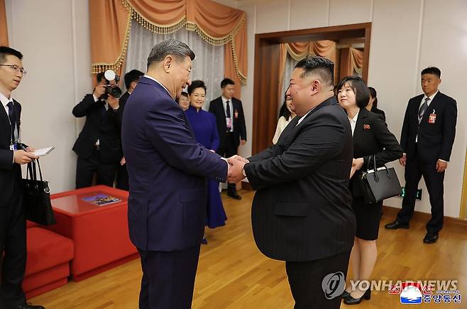 악수하는 김정은과 시진핑 (평양 조선중앙통신=연합뉴스) 북한을 방문한 시진핑 중국 국가주석을 환영하여 지난 8일 평양체육관에서 공연이 진행됐다고 조선중앙통신이 9일 보도했다. 관람을 마치고 김정은 위원장과 시진핑 주석이 악수하고 있다. 2026.6.9 
    [국내에서만 사용가능. 재배포 금지. For Use Only in the Republic of Korea. No Redistribution] nkphoto@yna.co.kr
