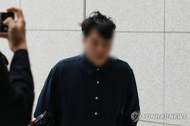'외국인 근로자 폭행' 인천 섬유공장 대표 영장심사 출석 [연합뉴스 자료사진]