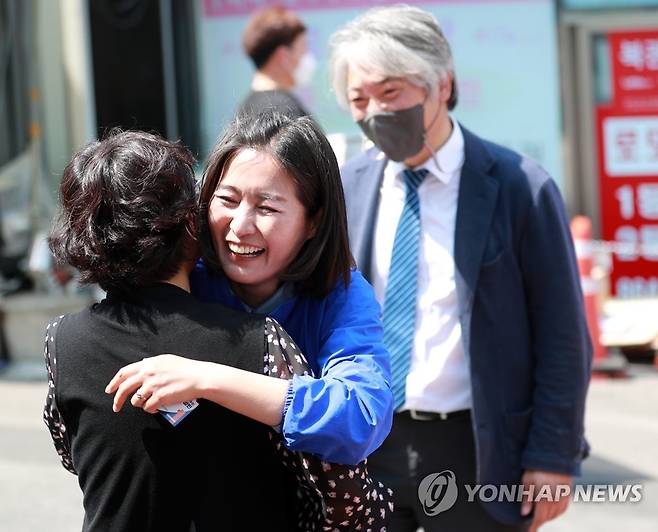 상인들과 인사하는 우성빈 기장군수 후보와 최택용 위원장 [촬영 손형주 기자]