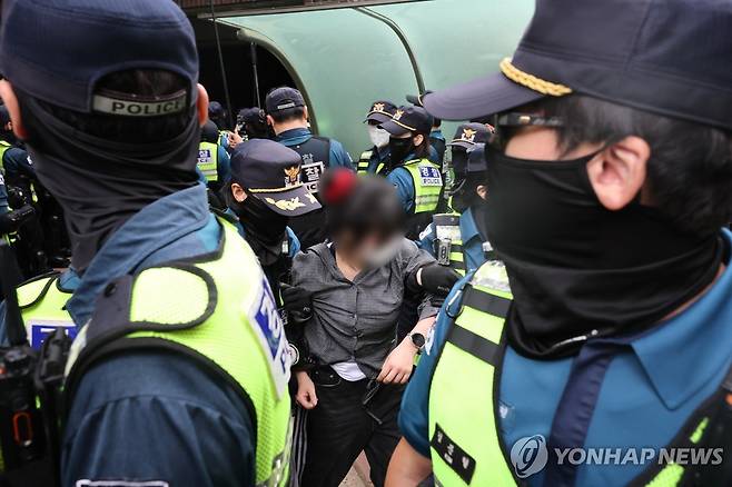 투표함 이송 위해 시위대를 해산 조치하는 경찰 [연합뉴스 자료사진]