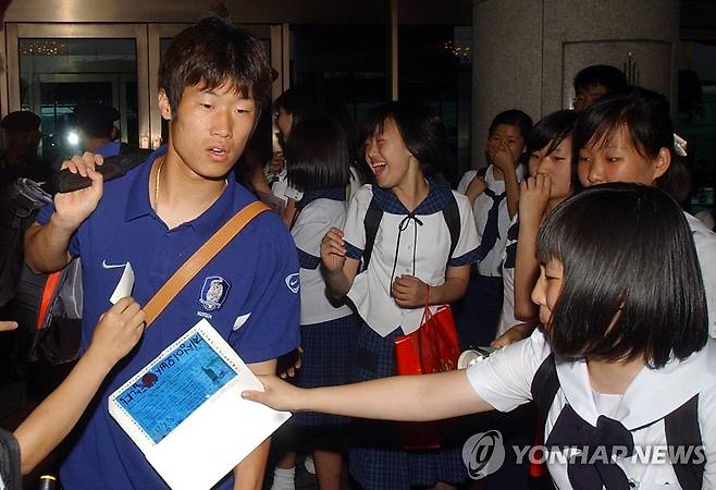 박지성에 몰려든 팬들 박지성에 몰려든 팬들 한국축구대표팀 박지성이 포르투칼과의 일전을 위해 12일 오후 경주 현대호텔을 나서자 호텔 현관에서 기다리던 팬들이 사인을 받기 위해 달려들고 있다./특별취재단/체육/월드/ 2002.6.12.  (경주=연합뉴스)