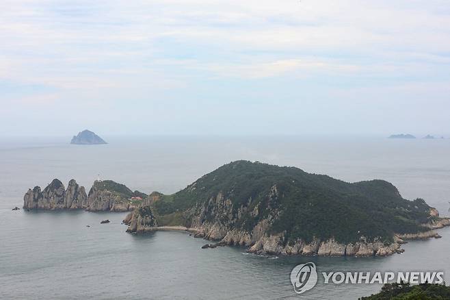 매물도에서 본 소매물도와 등대섬 [연합뉴스 자료사진]