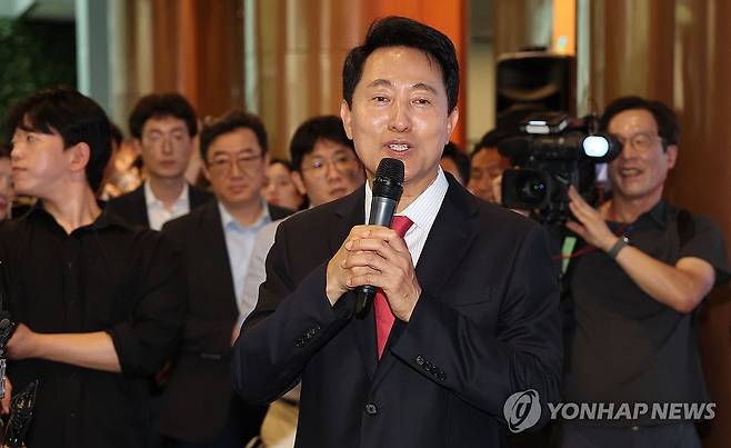 감사 인사 하는 오세훈 서울시장 (서울=연합뉴스) 이지은 기자 = 오세훈 서울시장이 4일 서울시청으로 출근하며 직원들에게 감사 인사를 하고 있다. 2026.6.4 [공동 취재] jieunlee@yna.co.kr